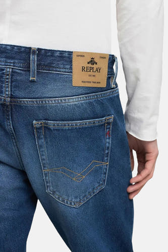 Middenblauwe straight jeans van REPLAY, met bruine stiksels op de achterzak en een leren merklabel.
