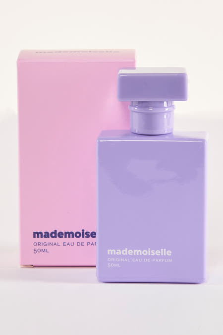 Parfum rose de Madonna, dans un emballage cartonné rectangulaire avec des lettres violettes.