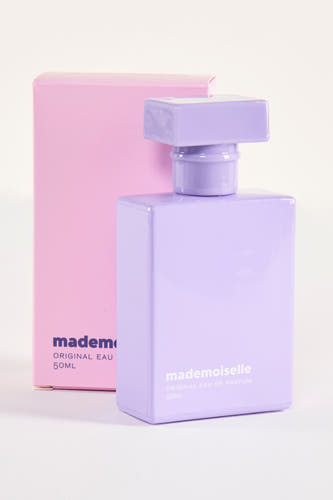 Parfum rose de Madonna, avec une bouteille violette et un emballage pâle rose sur un fond blanc.