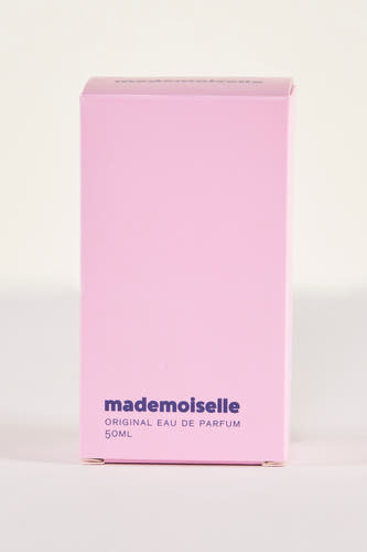 Roze parfum van Madonna, in een rechthoekige kartonnen verpakking met paarse letters.