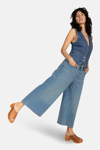 Jean large bleu clair de Lee Cooper, avec ceinture à nouer et poches.