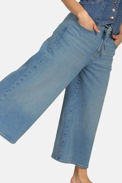 Jean en denim bleu clair large de Lee Cooper® avec ceinture à nouer et poches italiennes, cropped.