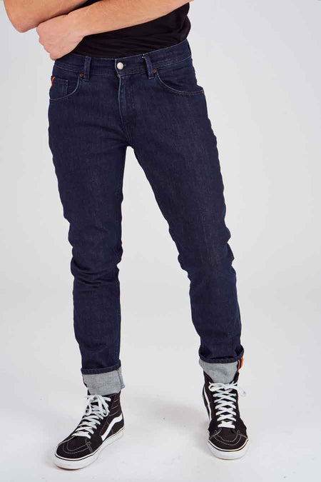 Jeans slim de couleur bleu foncé en denim de Le Fabuleux Marcel de Bruxelles, avec des jambes retroussées et des poches arrière.