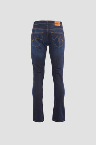 Jean slim bleu marine de Le Fabuleux Marcel de Bruxelles, avec des surpiqures sur les poches arrière.