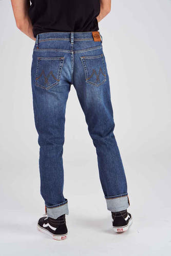 Jean slim fit de Le Fabuleux Marcel de Bruxelles, en denim bleu moyen, avec des poches avant et arrière à rabat et un surpiqure 'W'.