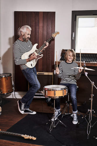 Blauwe slim fit jeans van Le Fabuleux Marcel de Bruxelles, gedragen in een lifestyle setting met een gestreepte top en sneakers.

