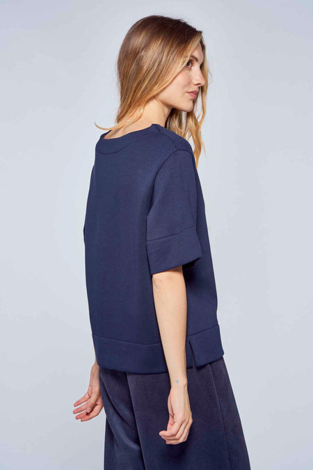 Pull bleu marine à col rond de Le Fabuleux Marcel de Bruxelles, profil latéral, manches courtes, coupe confortable