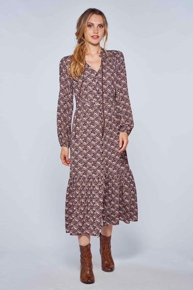 Multicolor lang kleedje van Le Fabuleux Marcel de Bruxelles met bloemenprint, V-hals en ruches aan de zoom, vooraanzicht model in bruine laarzen