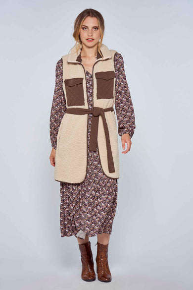 Multicolor lang kleedje van Le Fabuleux Marcel de Bruxelles, met bloemenprint en beige bontvest, gedragen met bruine laarzen, front view
