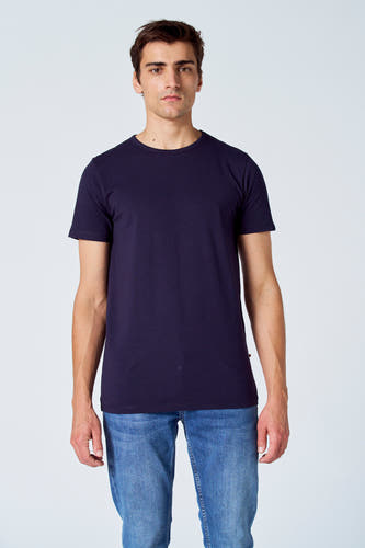 Blauw T-shirt van Le Fabuleux Marcel de Bruxelles, gedragen met een blauwe jeans.
