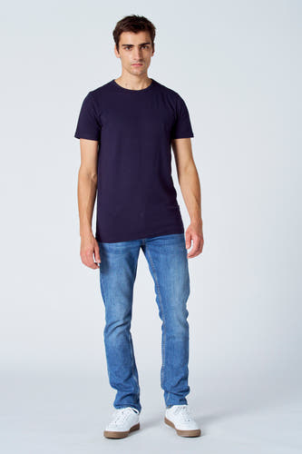 Blauw T-shirt van Le Fabuleux Marcel de Bruxelles, gedragen met blauwe jeans en witte sneakers.