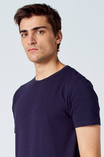 Blauw T-shirt van Le Fabuleux Marcel de Bruxelles, gedragen door een man met bruin haar tegen een witte achtergrond.
