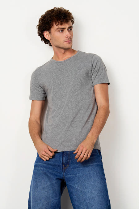 Grijze T-shirt van Le Fabuleux Marcel de Bruxelles met korte mouwen en ronde hals, gedragen met een blauwe jeans.
