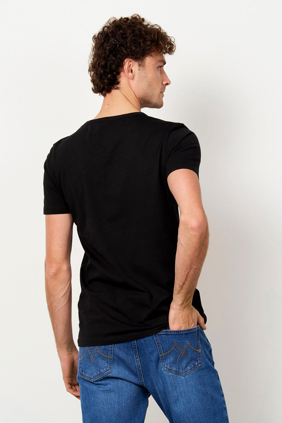Zwart T-shirt met korte mouwen van Le Fabuleux Marcel de Bruxelles, gedragen door een man in spijkerbroek, rugaanzicht.