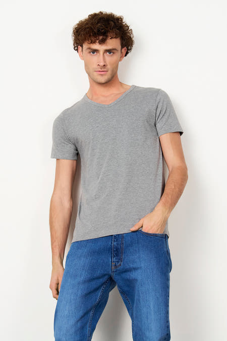 Grijs melange T-shirt van Le Fabuleux Marcel de Bruxelles met V-hals, gedragen door een man met blauwe jeans.