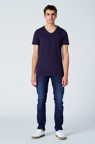 Blauw T-shirt van Le Fabuleux Marcel de Bruxelles, gedragen met donkere jeans en witte sneakers.
