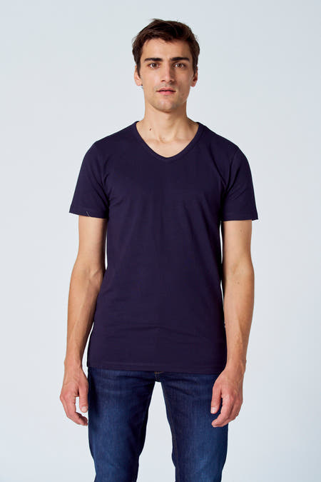 Blauw T-shirt van Le Fabuleux Marcel de Bruxelles, gedragen met een donkerblauwe jeans.
