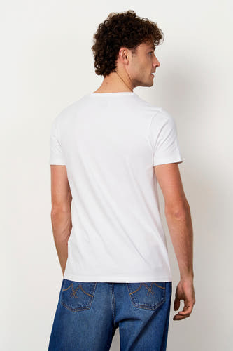 Wit T-shirt van Le Fabuleux Marcel de Bruxelles, effen met korte mouwen, achterkant op man in blauwe jeans.