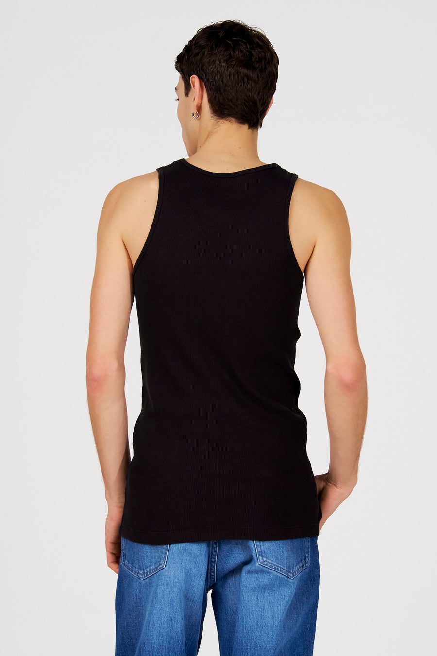 Zwarte tanktop van Le Fabuleux Marcel de Bruxelles, gezien van achteren, gecombineerd met een jeans.
