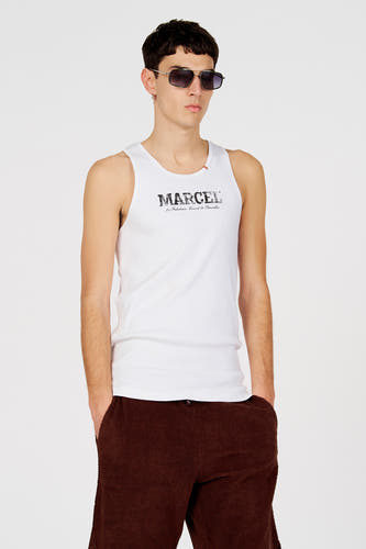 Witte tanktop van Le Fabuleux Marcel de Bruxelles, met een logo-opdruk en gedragen met een bruine broek.
