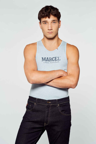 T-shirt bleu de Le Fabuleux Marcel de Bruxelles, porté avec des jeans foncés.