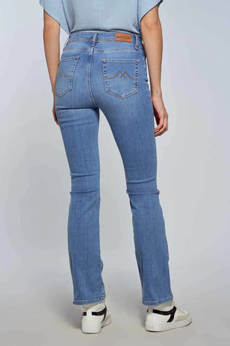 Jean bootcut bleu clair de Le Fabuleux Marcel de Bruxelles, vu de derrière, avec des coutures plus foncées sur les poches.