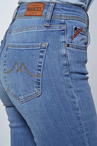 Jean bootcut bleu clair de Le Fabuleux Marcel de Bruxelles, avec des coutures sur la poche arrière et des passants de ceinture.