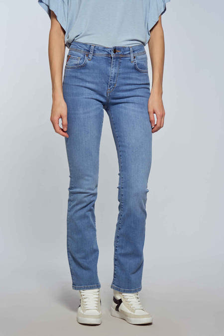 Bootcut jeans van lichtblauwe denim van Le Fabuleux Marcel de Bruxelles, met casual styling en witte sneakers.
