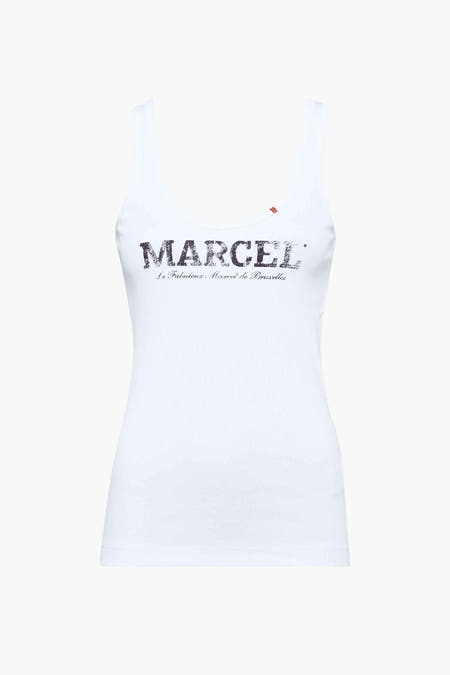 T-shirt blanc de Le Fabuleux Marcel de Bruxelles avec une impression textuelle sur la poitrine.