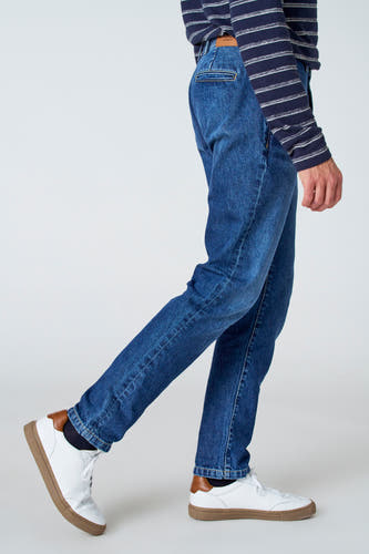 7/8 jeans en denim bleu moyen de Le Fabuleux Marcel de Bruxelles, avec un haut rayé et des baskets blanches.