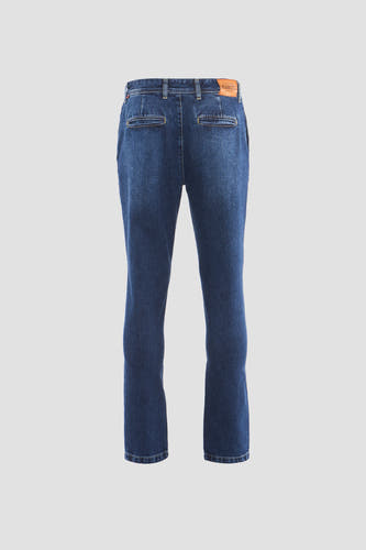 Jean en denim bleu 7/8 de Le Fabuleux Marcel de Bruxelles, avec des poches arrière et une étiquette en cuir.