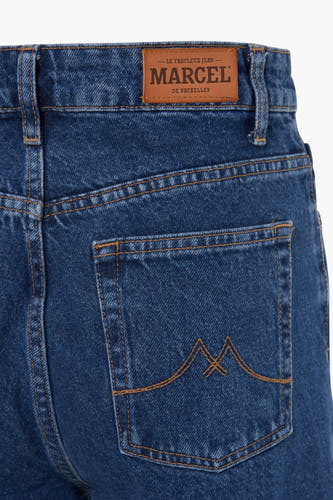 Jean bleu marine large de Le Fabuleux Marcel de Bruxelles, avec un motif de broderie unique sur la poche arrière.