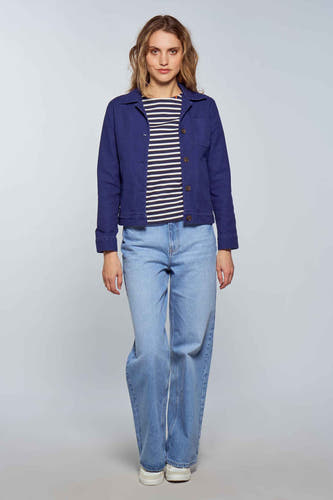 Jean bleu clair large de Le Fabuleux Marcel de Bruxelles, associé à une chemise rayée et un blazer bleu.