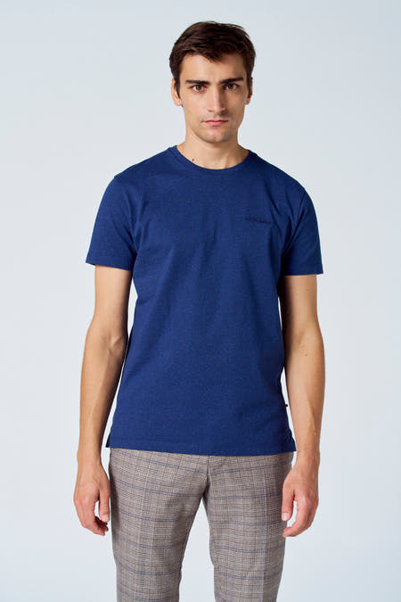 Blauw T-shirt van Le Fabuleux Marcel de Bruxelles, met korte mouwen en een subtiel patroon, gecombineerd met geruite broek.
