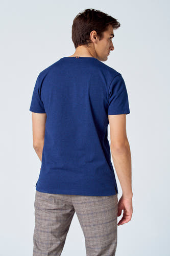 Blauw T-shirt van Le Fabuleux Marcel de Bruxelles, met korte mouwen, gedragen met geruite broek, achteraanzicht.
