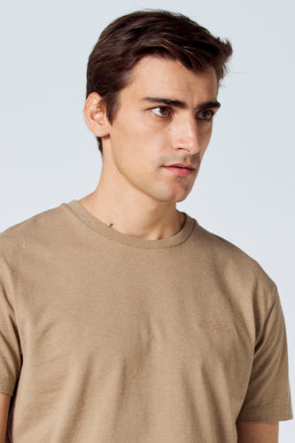 T-shirt beige de Le Fabuleux Marcel de Bruxelles, vu sur un mannequin contre un fond blanc.
