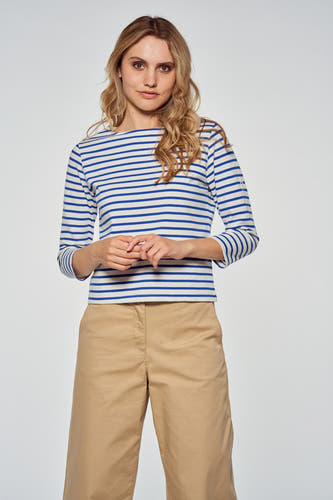 Blauw gestreept T-shirt met driekwart mouwen van Le Fabuleux Marcel de Bruxelles, met beige broek.