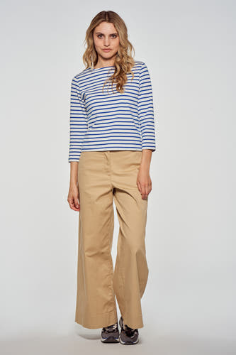 Blauw gestreept T-shirt met driekwart mouwen van Le Fabuleux Marcel de Bruxelles, gecombineerd met losse, beige broek en sportschoenen.