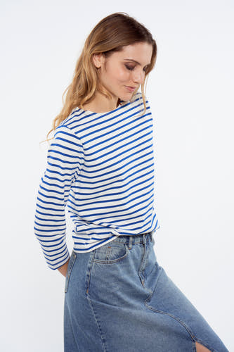 Blauw gestreept T-shirt met driekwart mouwen van Le Fabuleux Marcel de Bruxelles, gedragen met een blauwe denim rok.
