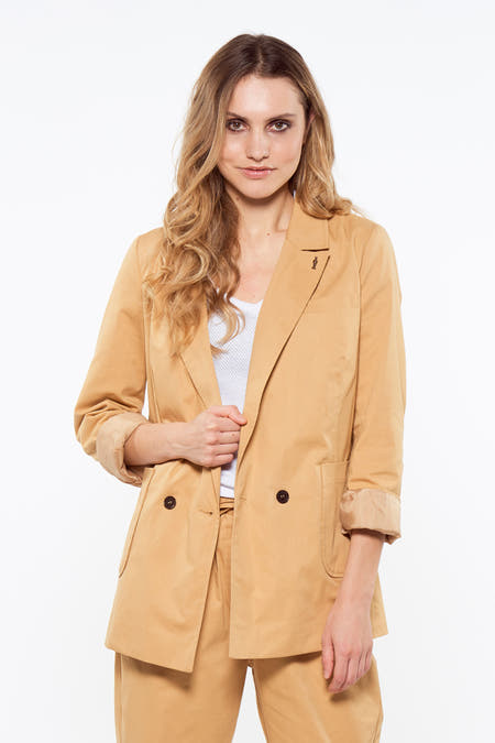 Bruine blazer van Le Fabuleux Marcel de Bruxelles, met reverskraag en decoratieve broche.