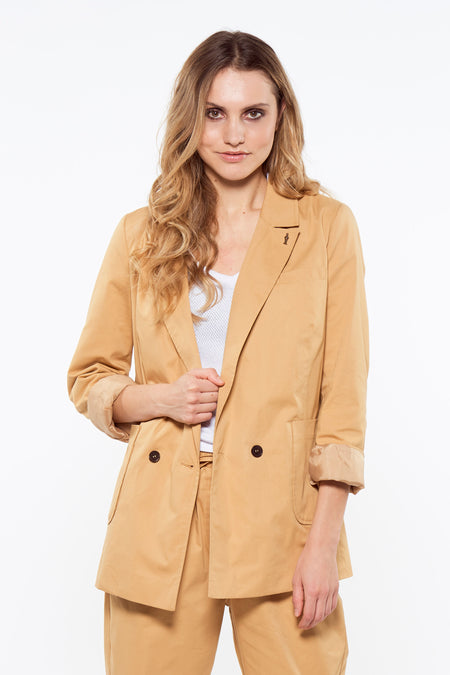 Blazer marron de Le Fabuleux Marcel de Bruxelles, avec col cravate et broche décorative.
