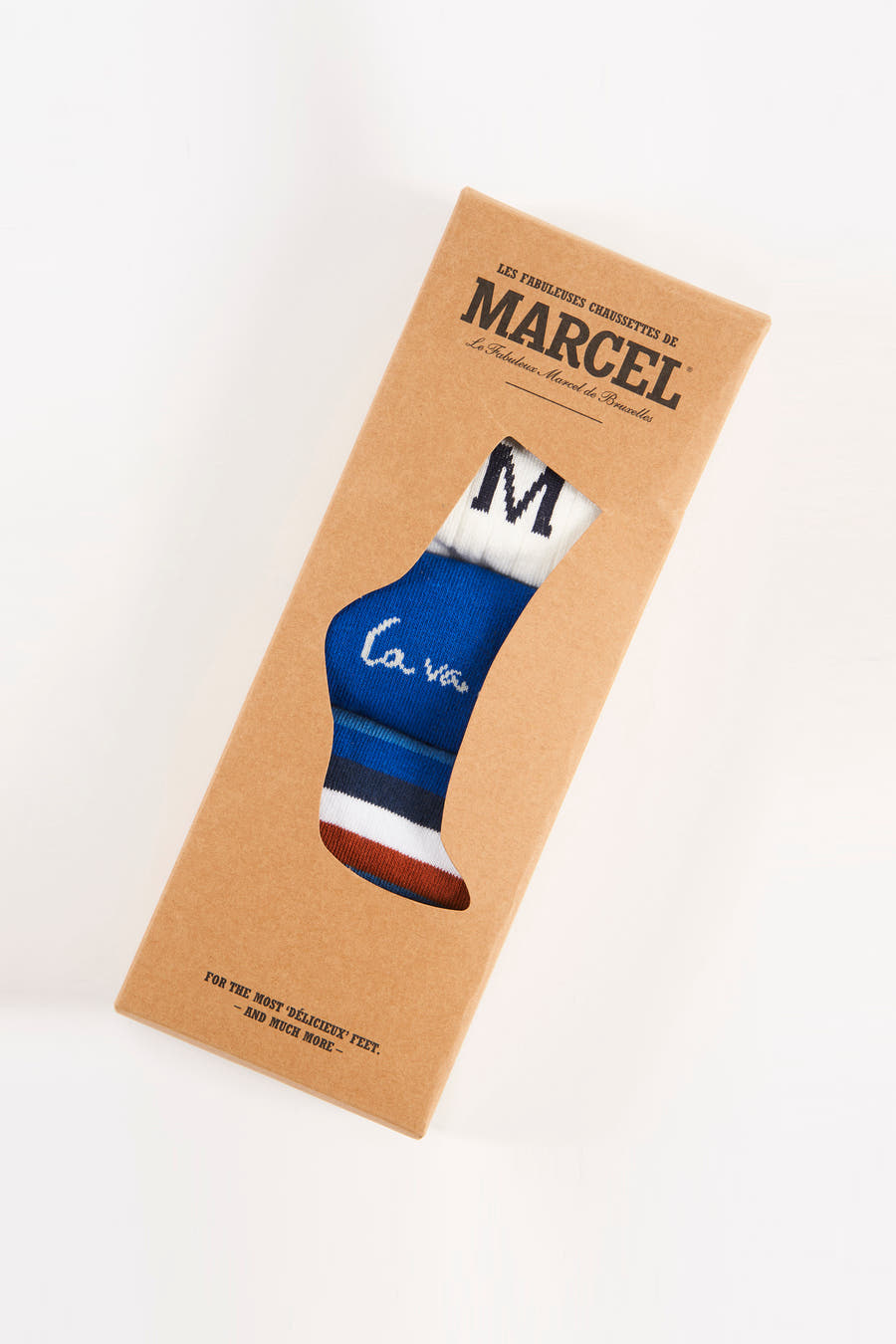 Chaussettes multicolores de Le Fabuleux Marcel de Bruxelles, avec une grande lettre M imprimée et des rayures.