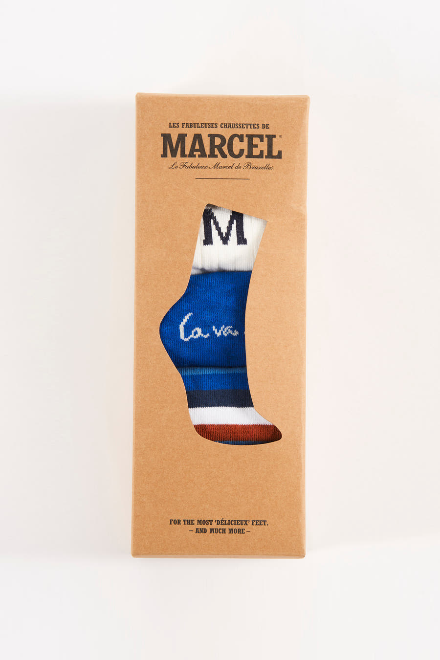 Chaussettes multicolores de Le Fabuleux Marcel de Bruxelles, avec les lettres 'M' et 'Ca va' imprimées, dans un emballage cartonné.
