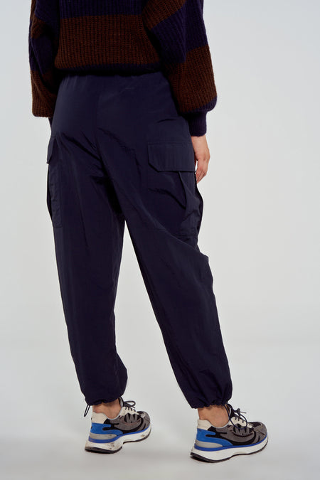 Pantalon de travail bleu Le Le Fabuleux Marcel Marcel,elles avec des poches et des plis.