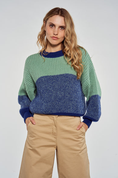 Pull multicolore en maille à col rond de Le Fabuleux Marcel de Bruxelles, rayé vert et bleu, coupe ample, modèle regardant vers l'avant.