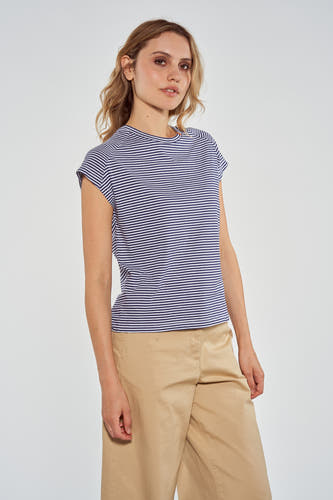 Blauw gestreept T-shirt van Le Fabuleux Marcel de Bruxelles, gecombineerd met een beige broek.