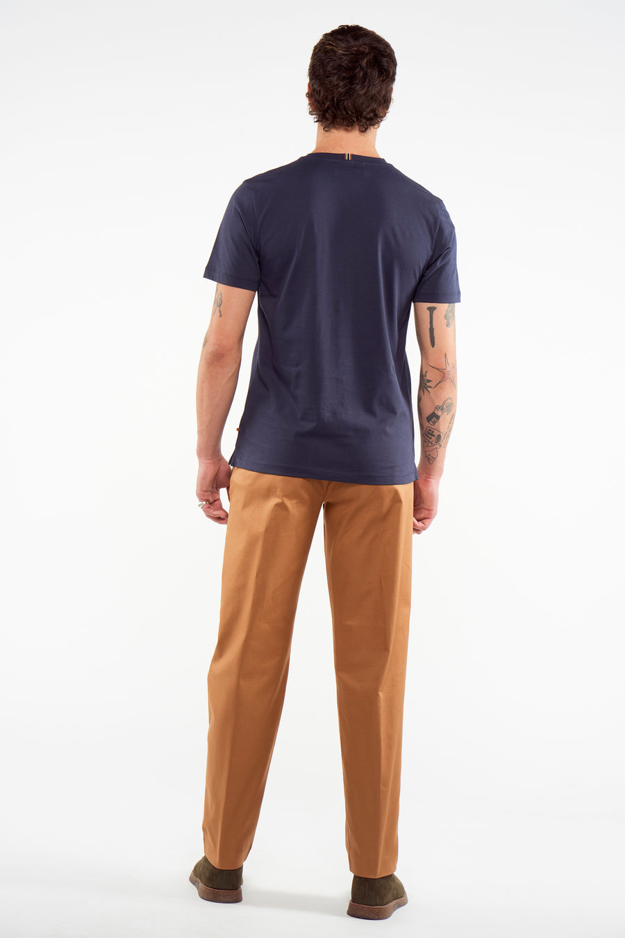 Bruine kostuumbroek van Le Fabuleux Marcel de Bruxelles, met groene schoenen en een donkerblauw T-shirt.