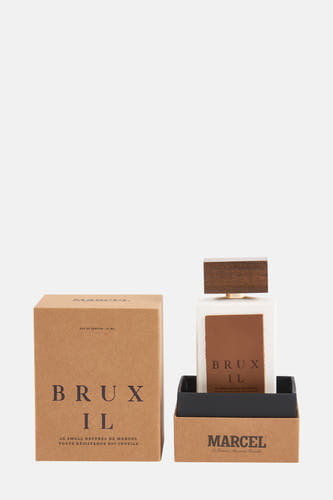 Parfum multicolore de Le Fabuleux Marcel de Bruxelles, présenté dans une boîte et un flacon avec des accents en bois.