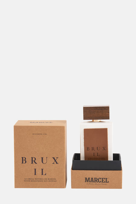 Multicolor parfum van Le Fabuleux Marcel de Bruxelles, gepresenteerd in doos en fles met houten accenten.

