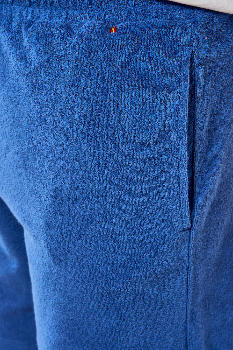 Blauw short van Le Fabuleux Marcel de Bruxelles, met zak en badstoftextuur.